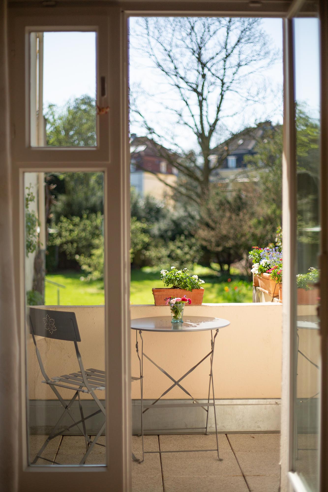 Blick von der Praxis in den Garten